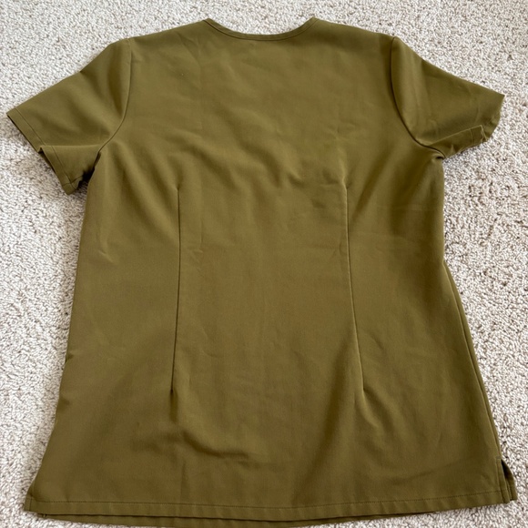 Figs Caterina One Pocket Scrub Top Martini Olive - Picture 2 of 4